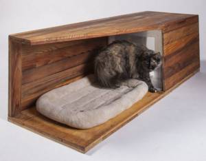Домик для кота, сделанный из досок